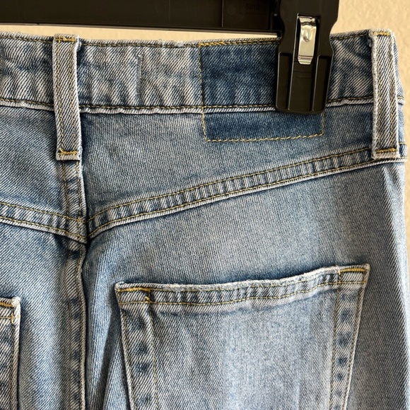 AMO | Luxury Denim Bella Cropped Straight-Leg Jean in Baby Blues | Size 25 - Picture 7 of 11